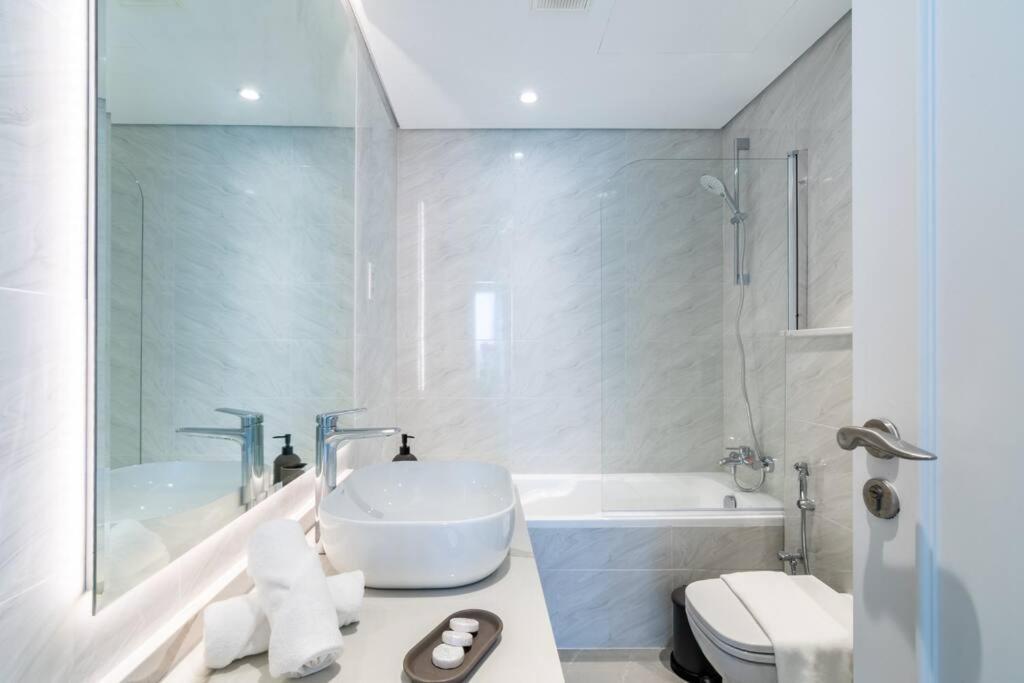 Cozy 1br Near Jbr With Sea View Pool Gym And Free Parking Apartment