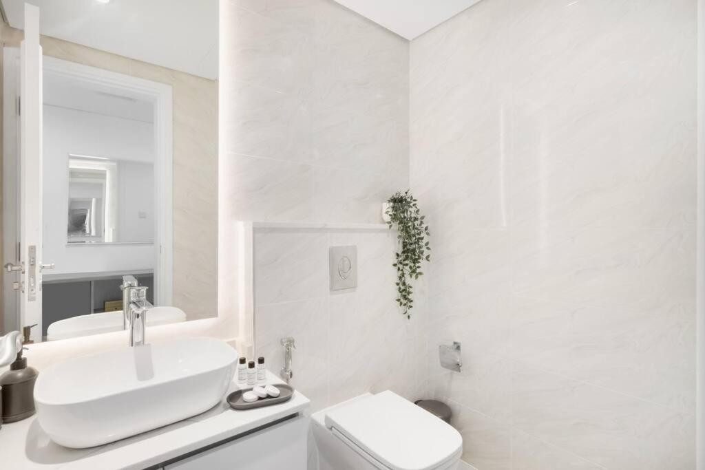 Cozy 1br Near Jbr With Sea View Pool Gym And Free Parking Apartment *