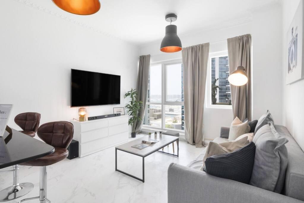Cozy 1br Near Jbr With Sea View Pool Gym And Free Parking